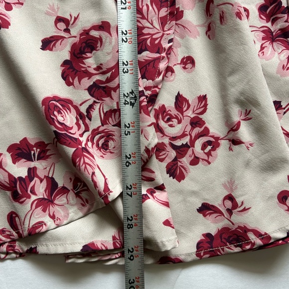 Shein Floral V neck top - Picture 4 of 9